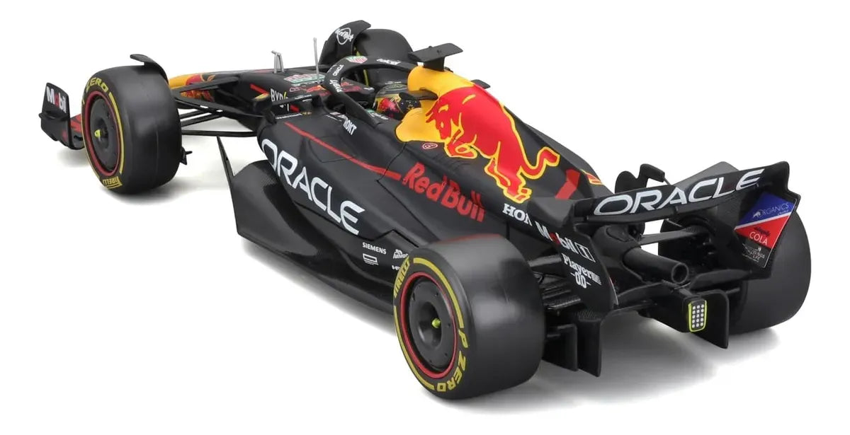 Bburago 1:24 Oracle Red Bull Racing RB19 w/helmet, VERSTAPPEN 18-28030