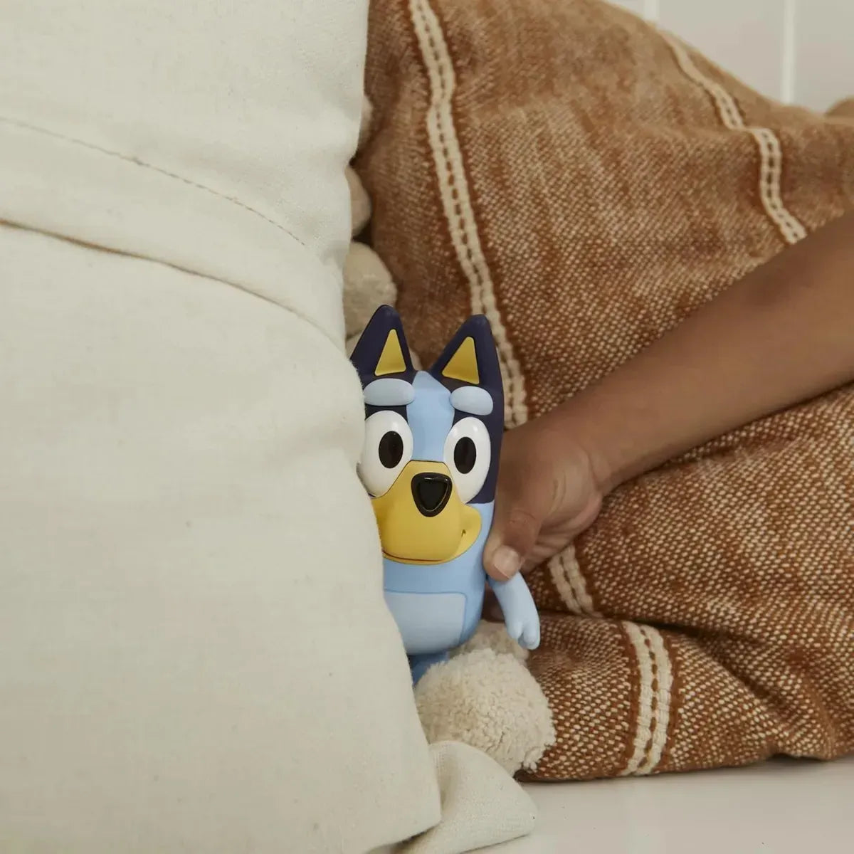 Bluey Muñeco jugando a las escondidas 91576