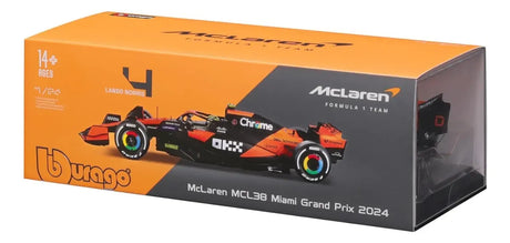 Bburago 1:24 McLaren MCL38 w/helmet, PIASTRI 18-28033